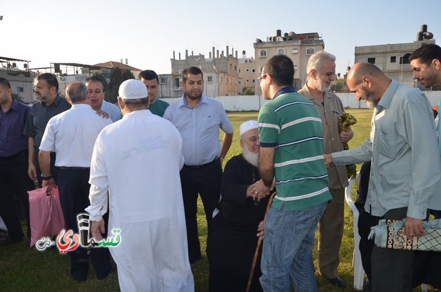  كفرقاسم - فيديو : تتصافح الايدي وتتعانق الرقاب في صلاة عيد الاضحى المبارك في المصلى ومشاركة واسعة مع الابتسامة 